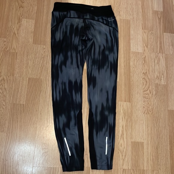 Women’s small Nike Dri-fit leggings lower rise. Gray and black warm leggings - Picture 5 of 9